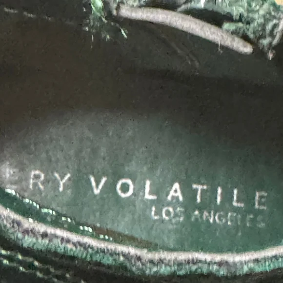 Very Volatile Green Reptile Textured Ankle Boots Booties Side Zip Women’s 7.5 - Picture 8 of 8
